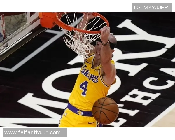 感恩节期间埃奇库姆社媒直播训练展现球员拼搏精神 感恩节期间埃奇库姆社媒直播训练展现球员拼搏精神