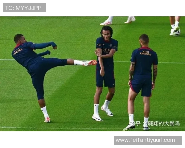 姆巴佩赛后与恩里克亲切交流并向前队友们表达一致意见